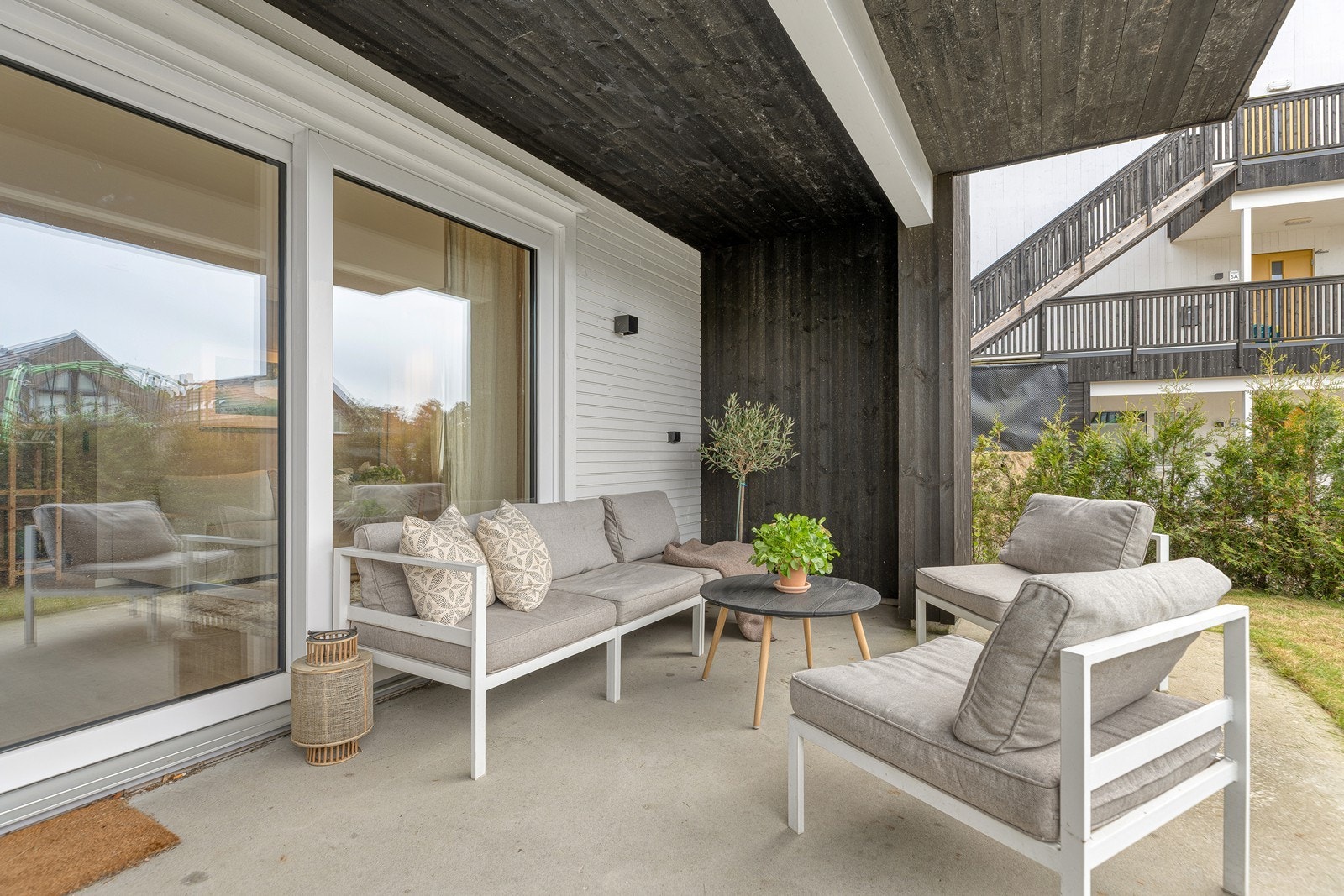 Delvis overbygd slik at man kan sitte ute selv om det skulle regne noen små dråper Galleribilde