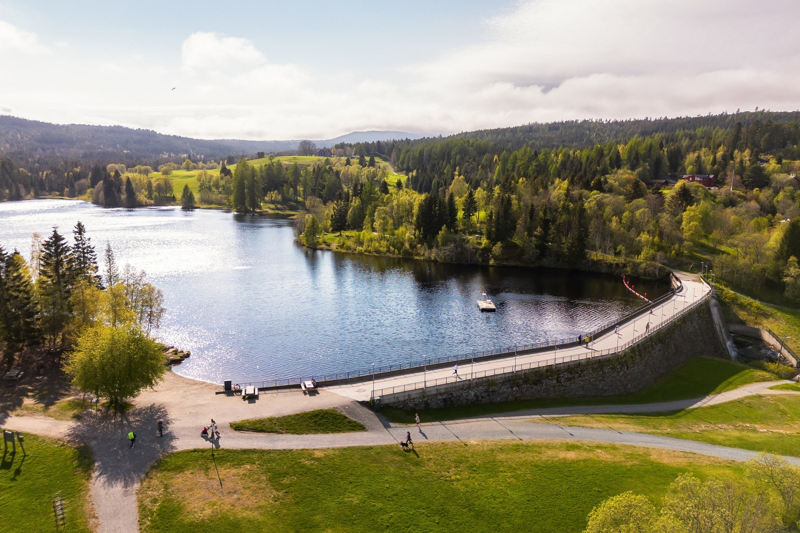 Theisendammen når man også til fots på ca. 10 minutter, en populær badeplass på sommeren og skøytebane på vinterstid. Galleribilde