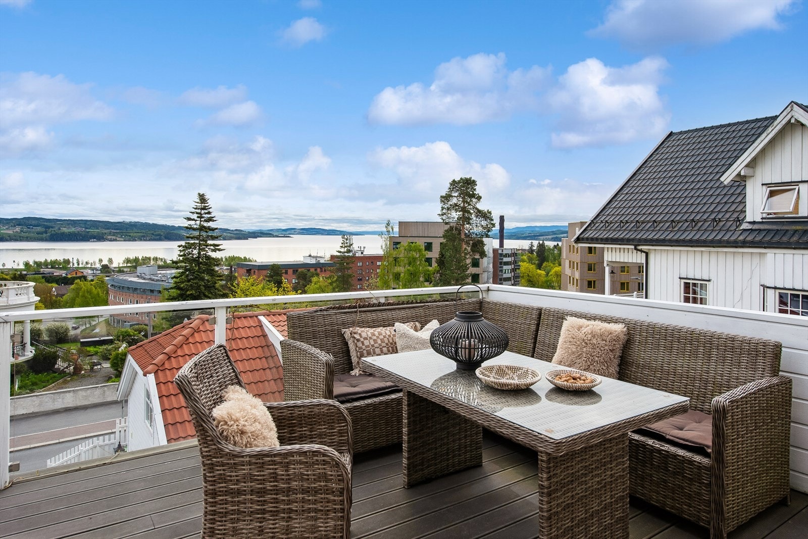 Fra den østvendte terrassen på 24 m² har du en flott utsikt over Mjøsa og Gjøvik sentrum. Galleribilde