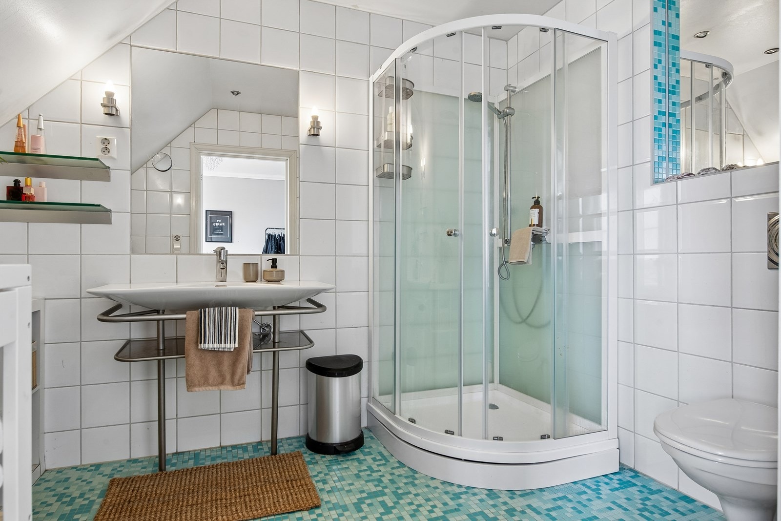 Badet i loftsetasjen ble oppgradert i 2003 og har fliser på gulv og vegger, gulvvarme og dusjkabinett. Galleribilde