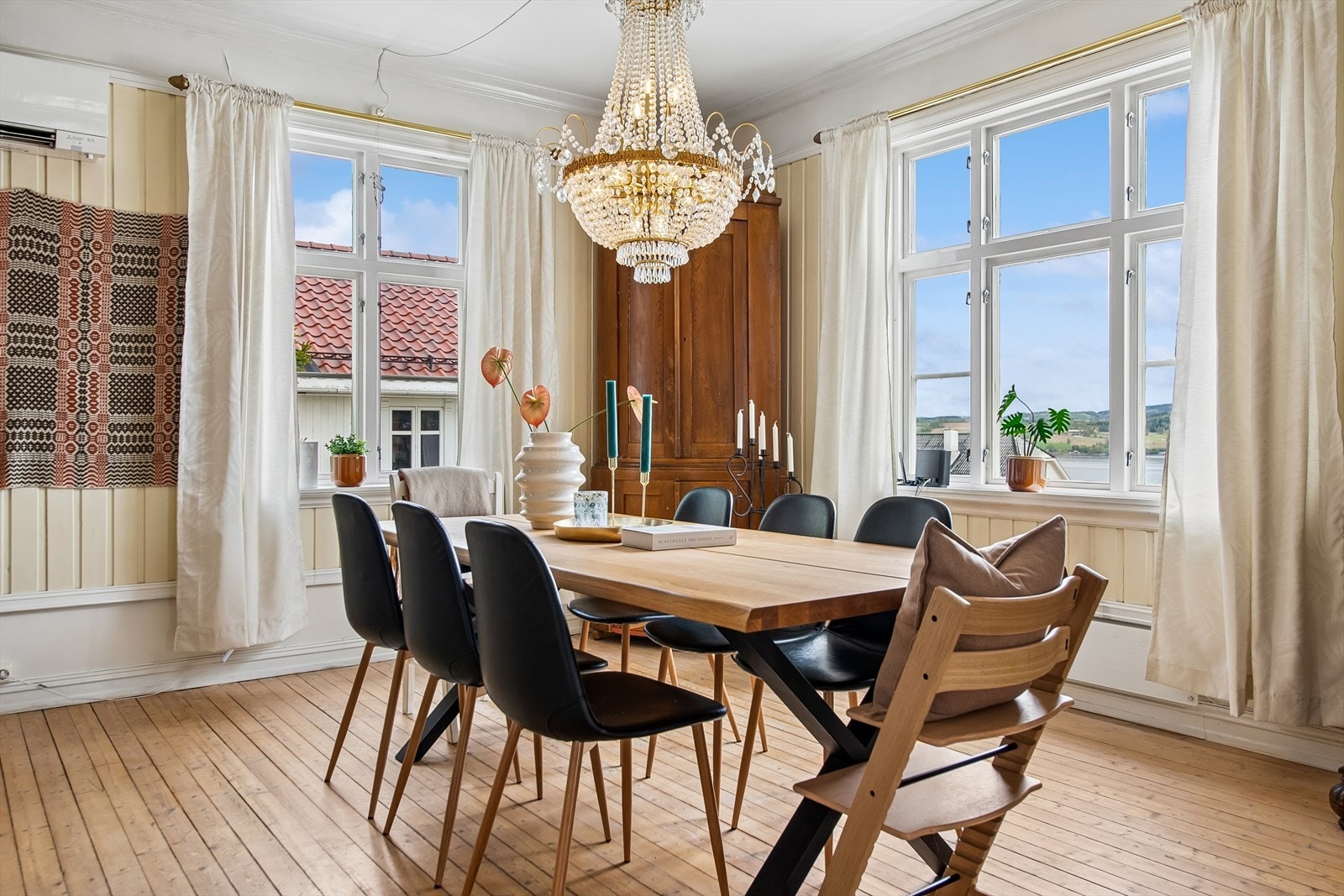 Spisestuen har plass til store selskaper og en sjenerøs takhøyde på 2,72 meter. Galleribilde