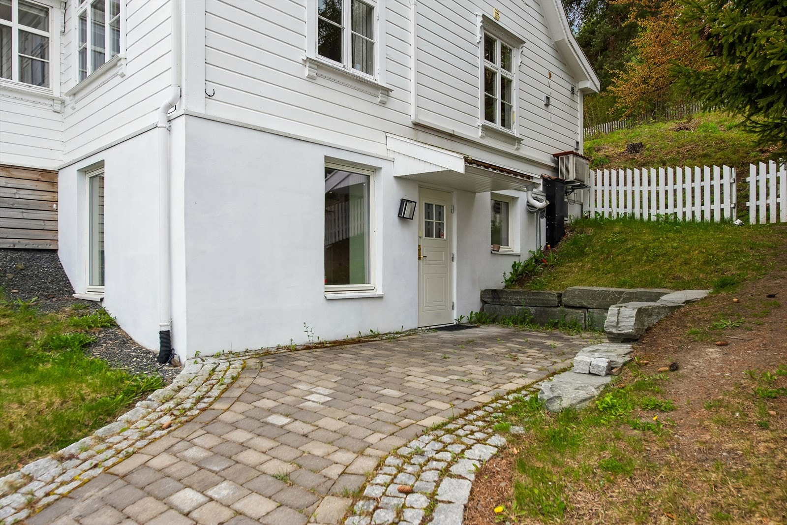 Leiligheten i kjelleren har egen, separat inngang fra utsiden. Galleribilde
