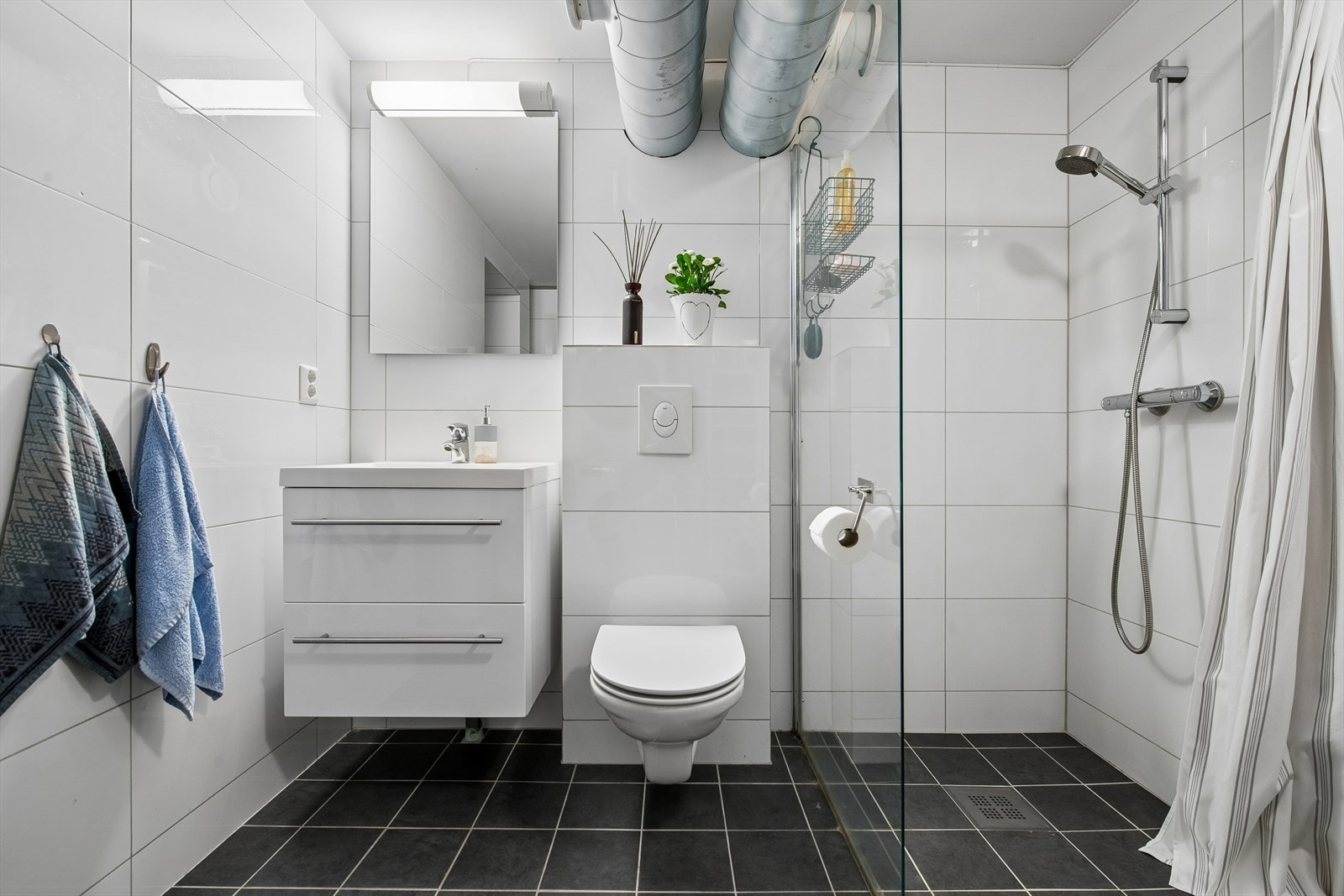 Badet i kjelleren fra 2017 har dusj, vegghengt toalett og opplegg for vaskemaskin. Varmtvannsbereder på 300 liter. Galleribilde