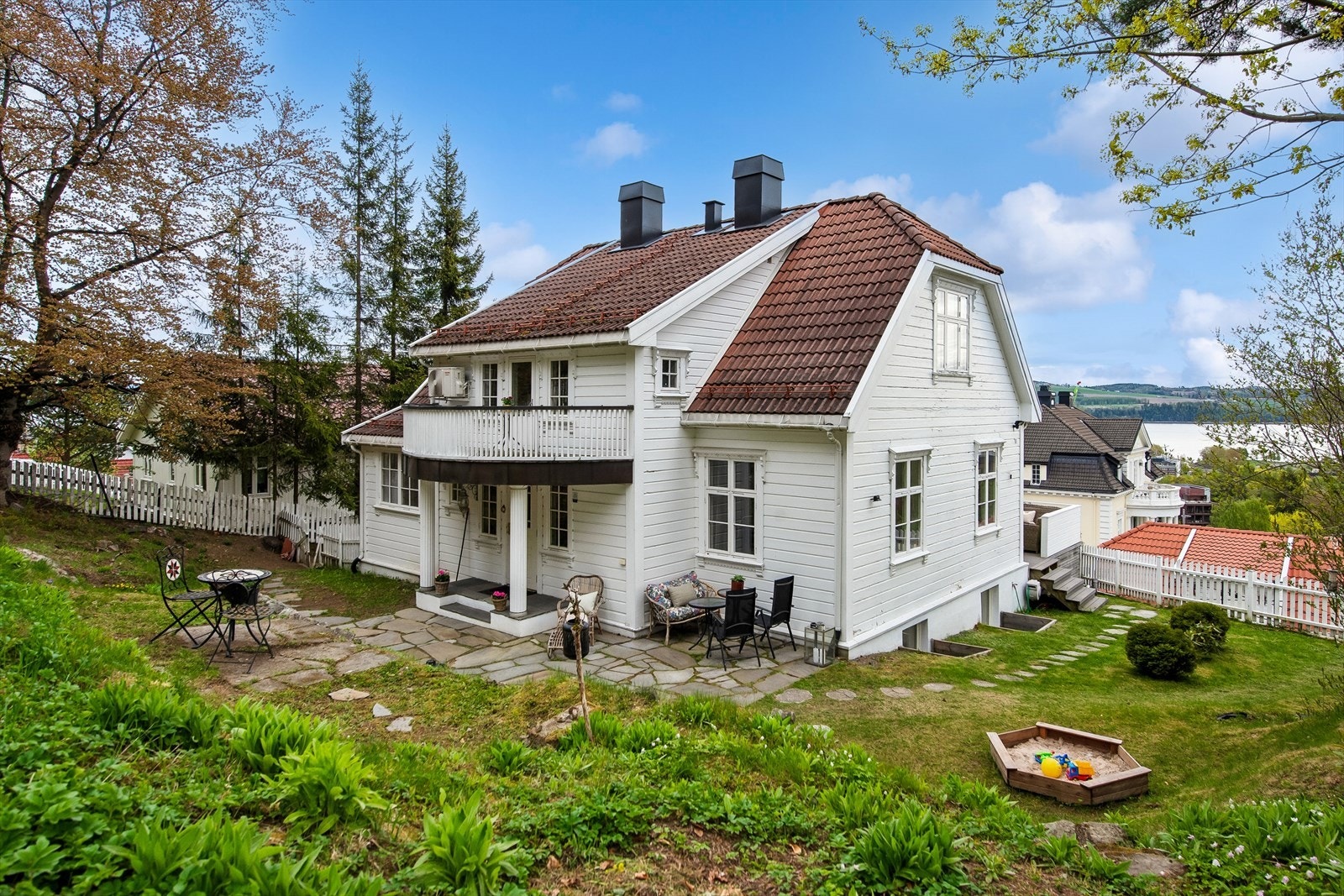Enebolig fra 1921 med en separat, godkjent utleieleilighet i kjelleren som ble etablert i 2017. Eiendommen er vesentlig oppgradert, med blant annet ny drenering i 2016. Galleribilde