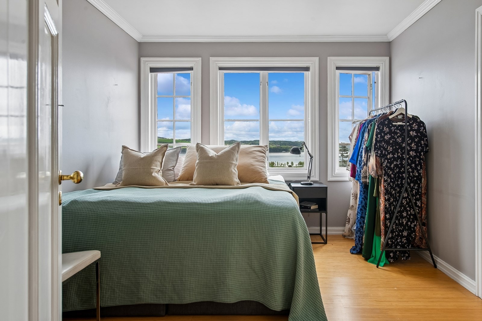 Hovedsoverommet i loftsetasjen har god plass til dobbeltseng og oppbevaring. Galleribilde