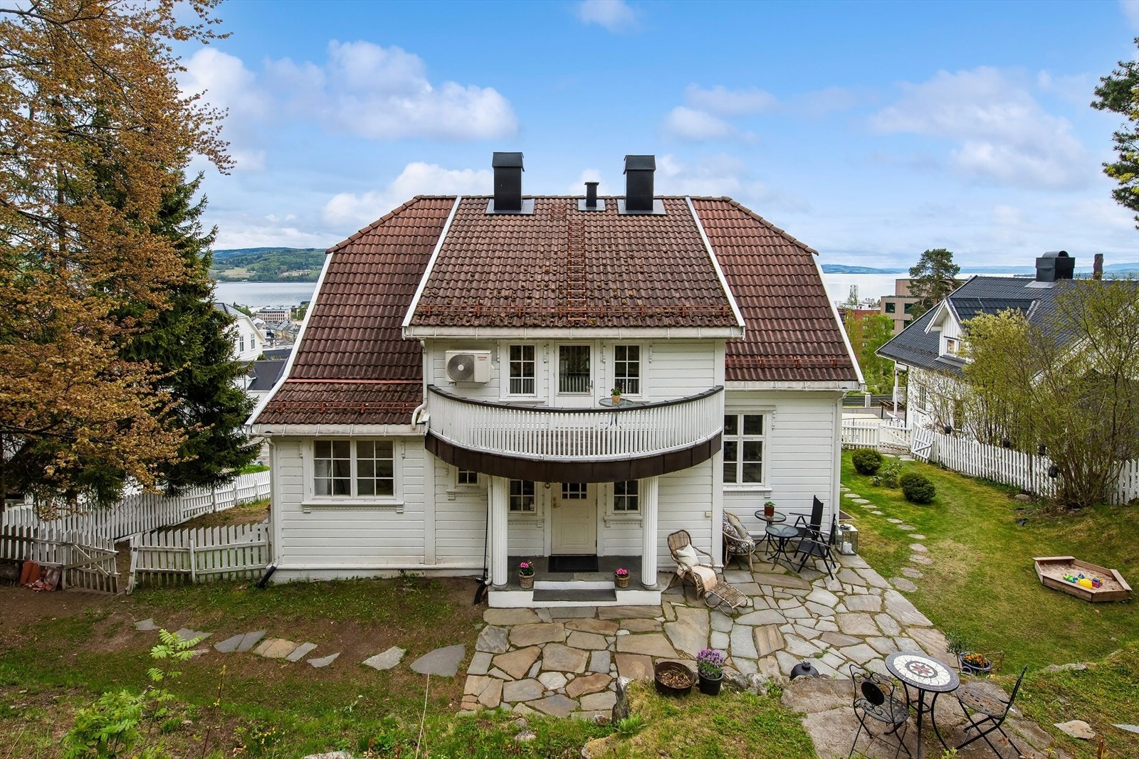 Fra baksiden av huset ser man den vestvendte terrassen med utgang fra loftsetasjen. Galleribilde