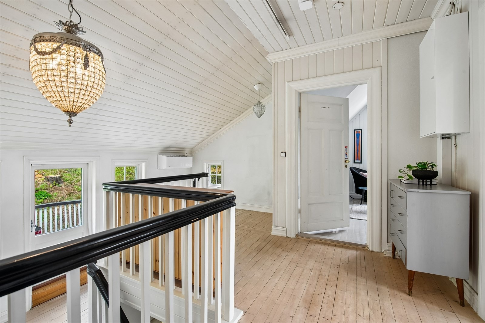 Loftsetasjen har en luft-til-luft varmepumpe fra 2018 og utgang til en vestvendt terrasse. Galleribilde