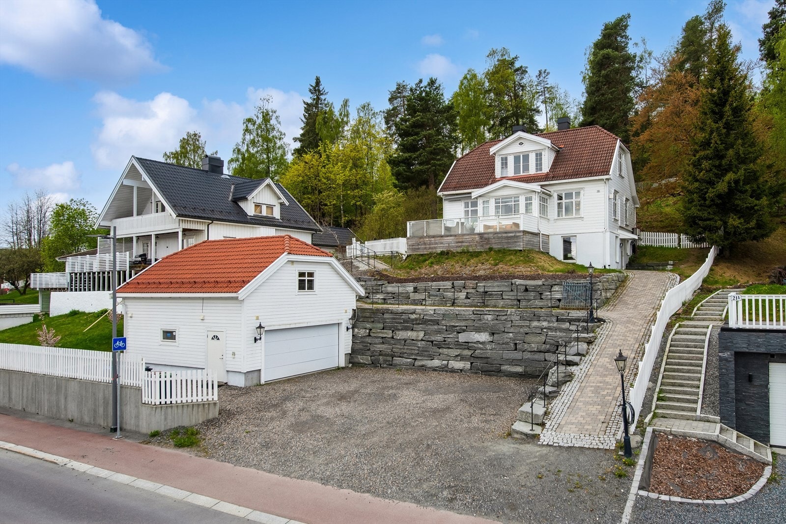 Eiendommen har en stor, gruset gårdsplass og en frittstående dobbelgarasje bygget i 2018. Galleribilde