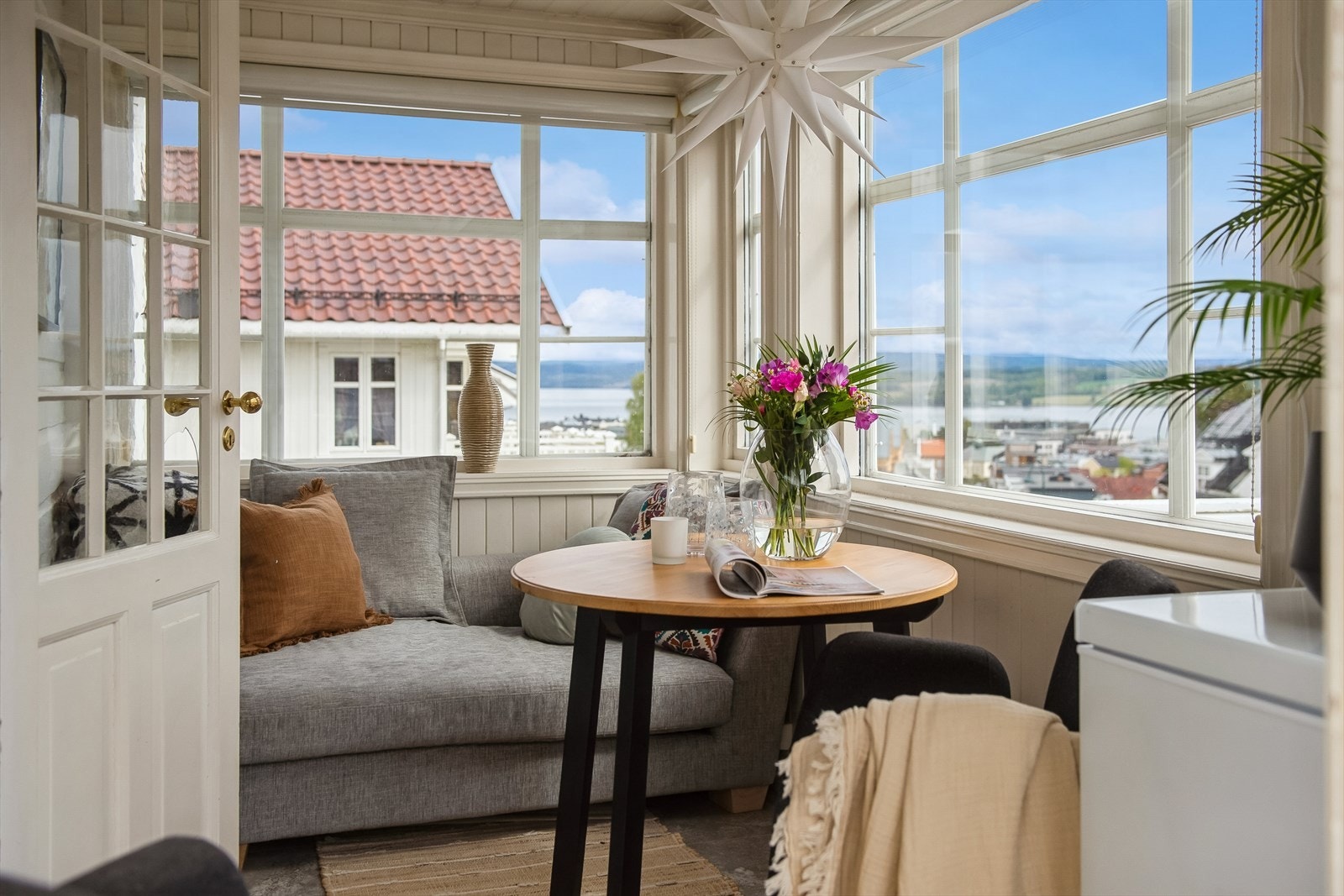 Fra vinterstuen er det direkte utgang til den store, østvendte terrassen. Galleribilde