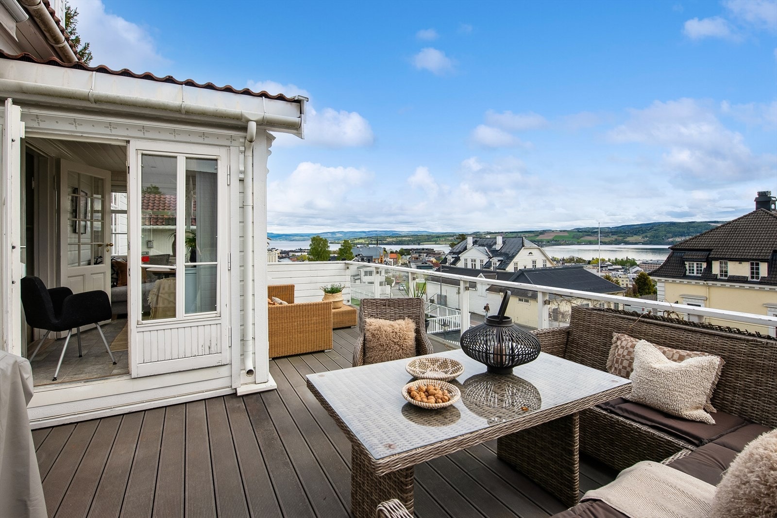 Terrassen har rekkverk i tre og glass, og er en naturlig forlengelse av stuen på sommerstid. Galleribilde