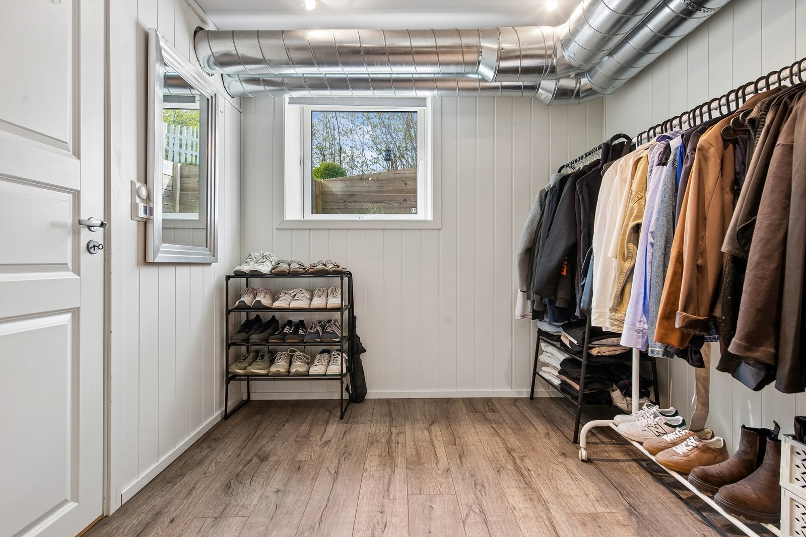 Et annet disponibelt rom i kjelleren, her benyttet til garderobe. Galleribilde