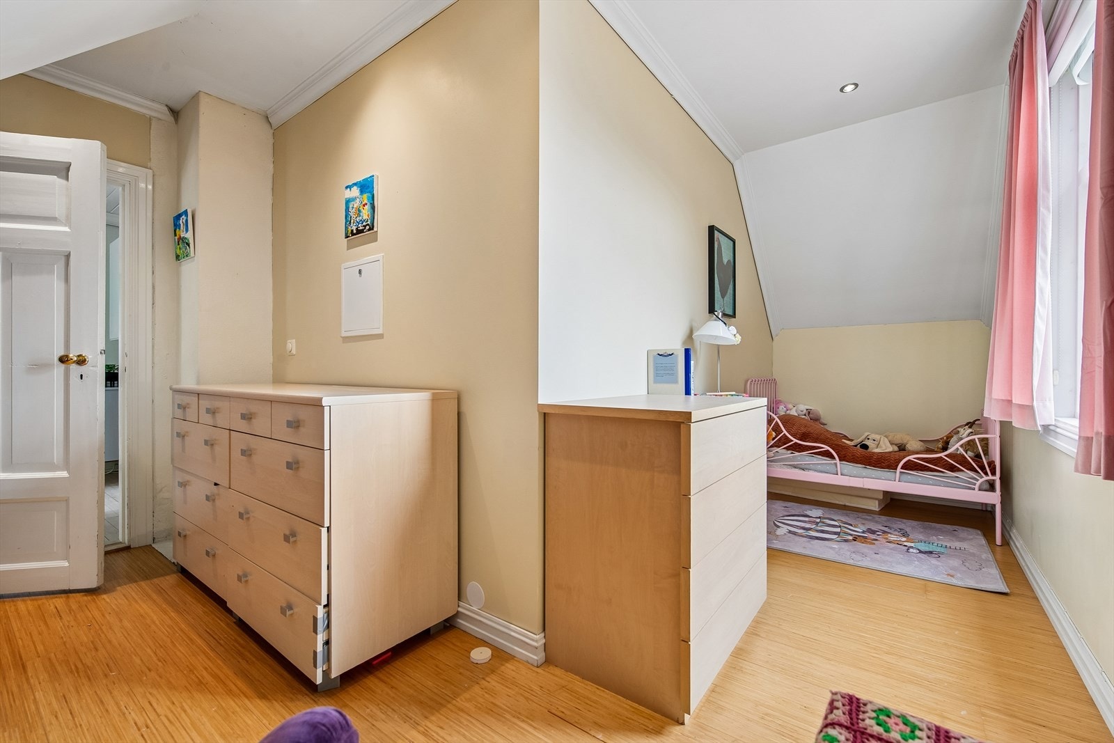 Et av de tre soverommene i loftsetasjen, med plass til både seng og arbeidsplass. Galleribilde