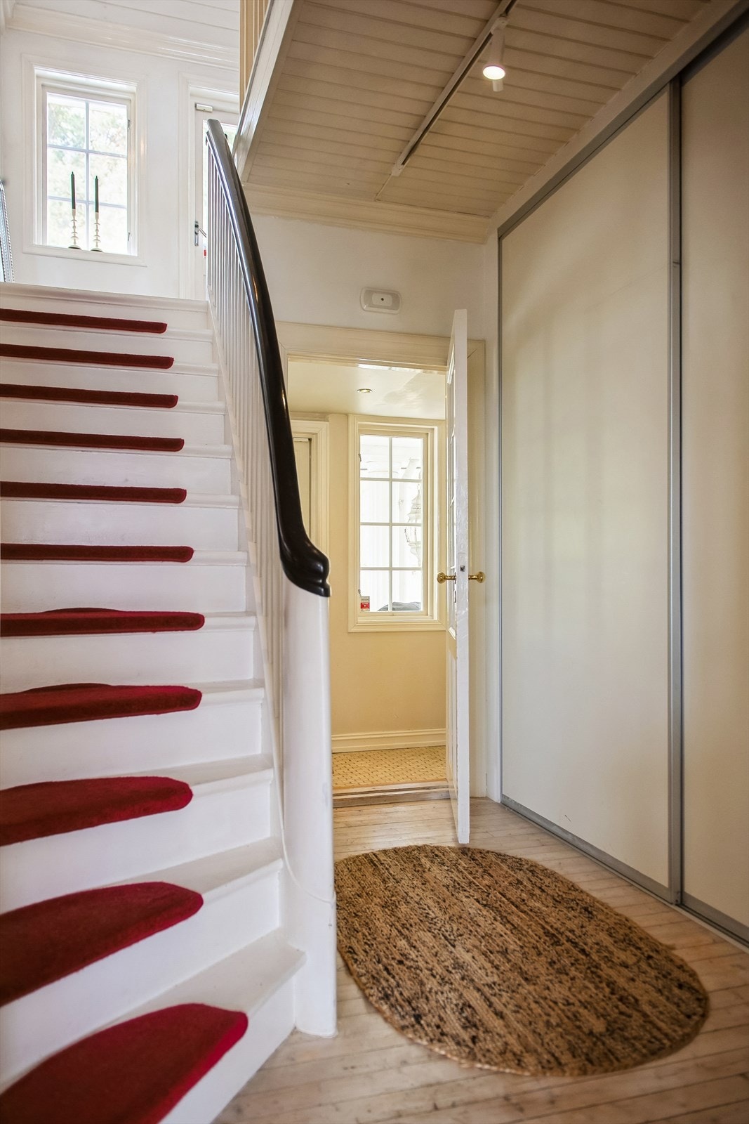 Den innvendige tretrappen binder etasjene sammen. Galleribilde