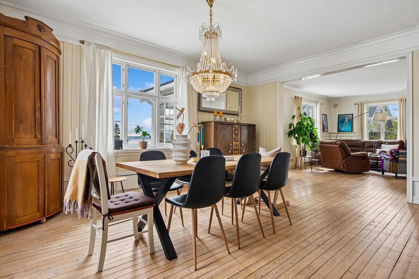Den gjennomgående planløsningen i første etasje binder de sosiale sonene elegant sammen. Galleribilde