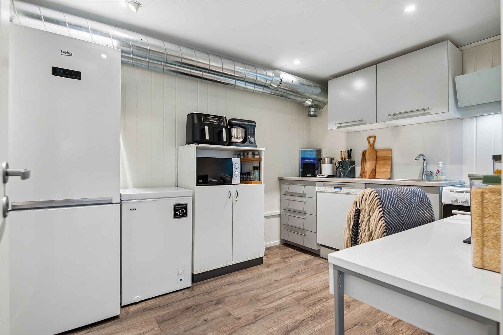 Kjøkkeninnredning fra 2017 med plass til frittstående hvitevarer og ventilator med kullfilter. Galleribilde