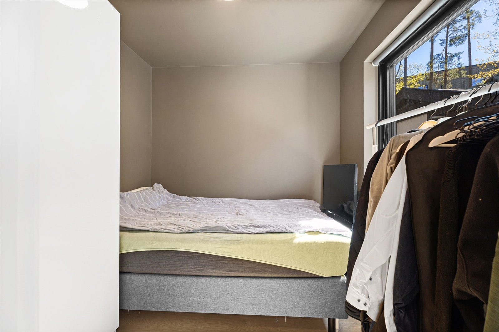 Soverom i hybel med plass til dobbeltseng og garderobe Galleribilde