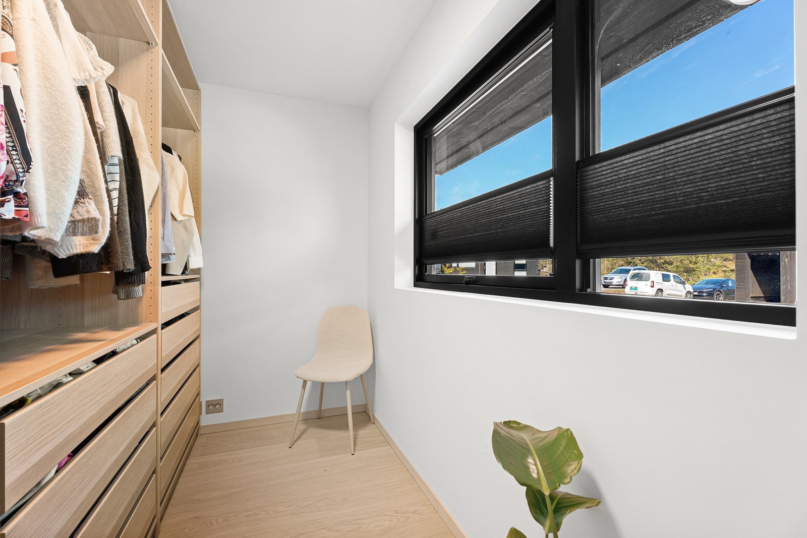 De fleste vinduer med solskjerming som kan tilpasses fra topp/bunn eller settes slik det er ønskelig for sol og skjerming Galleribilde