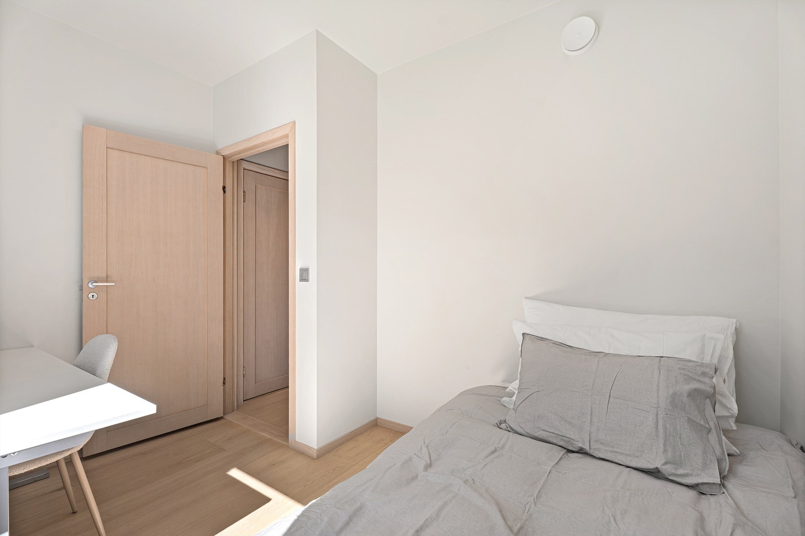 Plass til både seng og kontorpult, eller evt. ytterligere garderobe ved behov Galleribilde