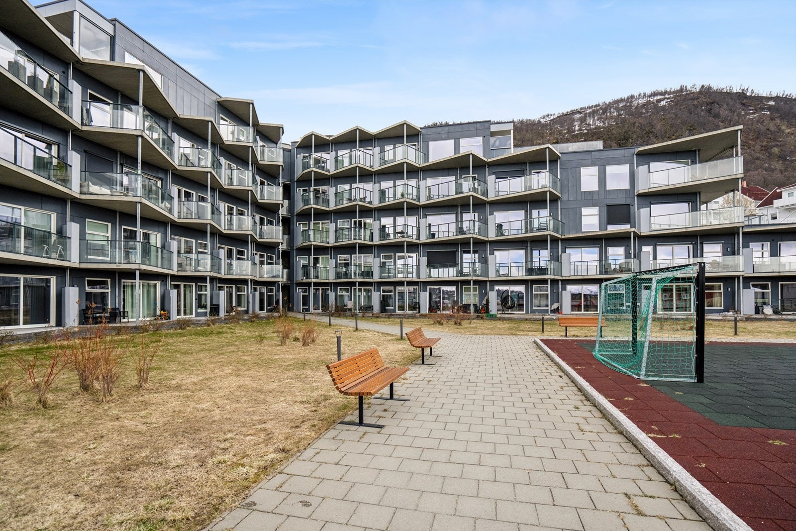 Eiendommen ligger i et rolig og familievennlig område på Reinen. Galleribilde