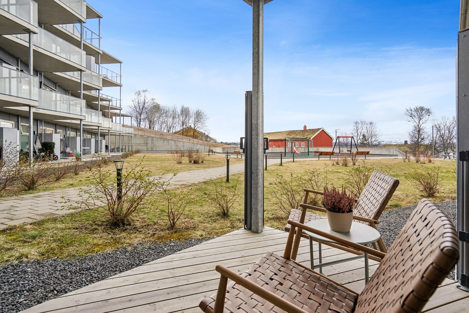 Uteplassen vender mot opparbeidede fellesarealer med gangstier og lekeplass. Galleribilde