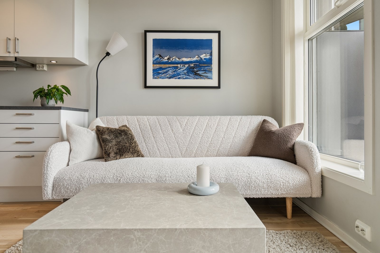 Det er parkett på gulv i stue, kjøkken og soverom, som gir et helhetlig inntrykk. Galleribilde