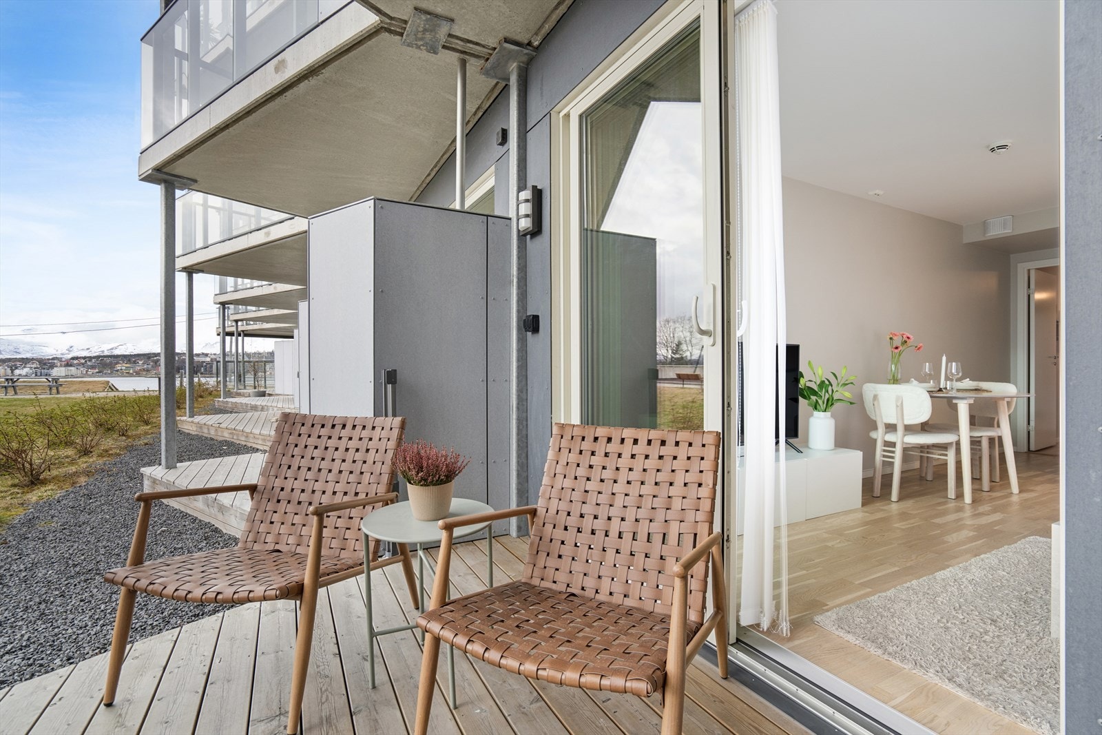En herlig uteplass med plass til et hyggelig cafésett. Galleribilde