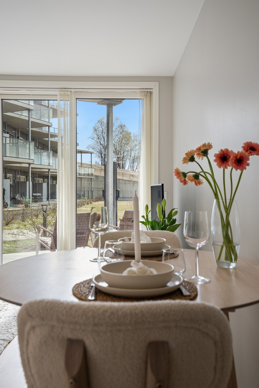 Den åpne løsningen gir plass til både spisebord og sofagruppe. Galleribilde