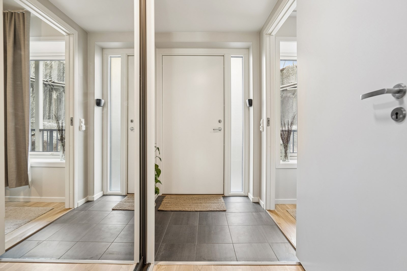 Entré med flislagt gulv og gulvvarme. Galleribilde