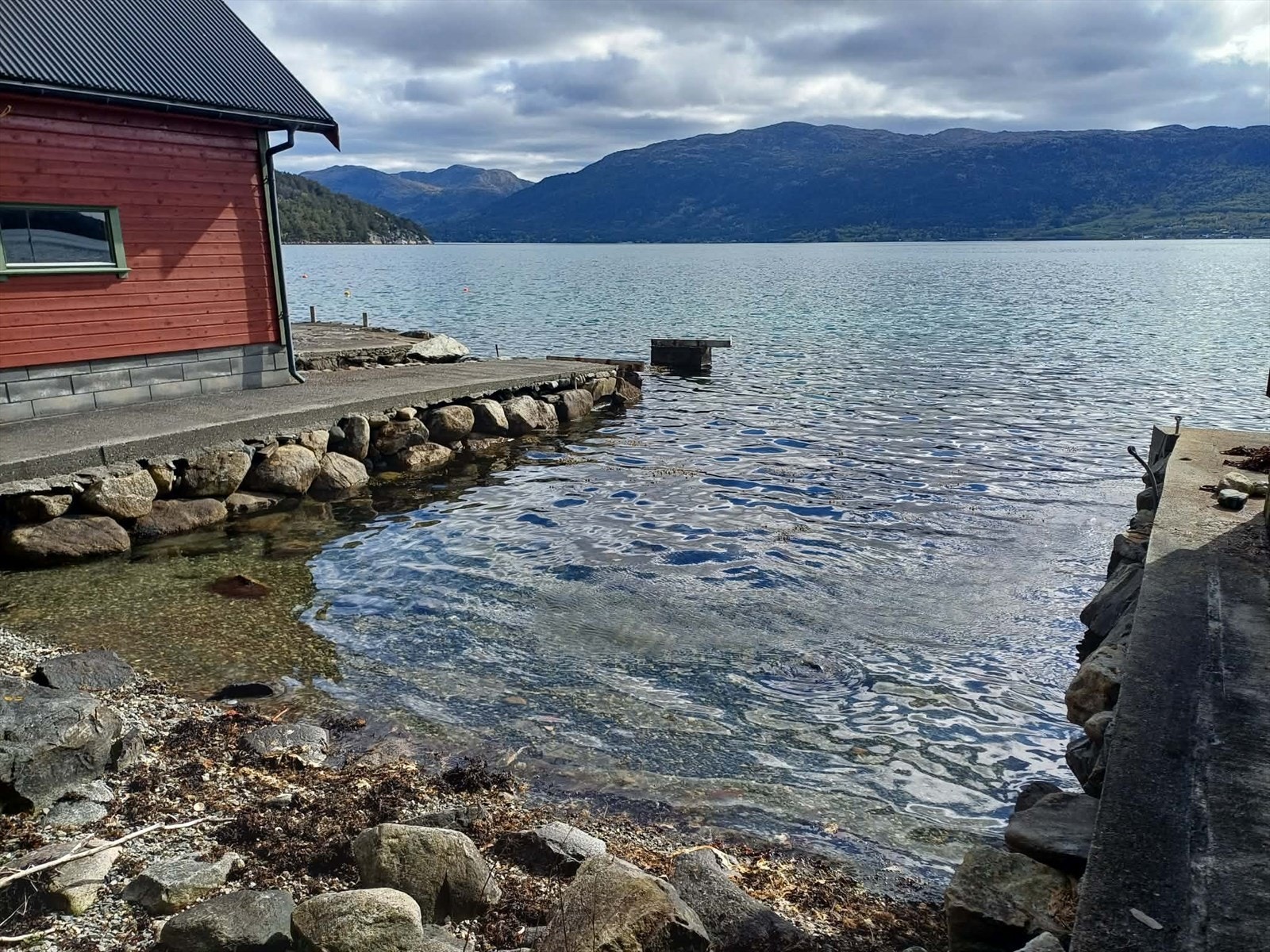 Eiendommen har egen sjøteig mot Ålfjorden. Galleribilde