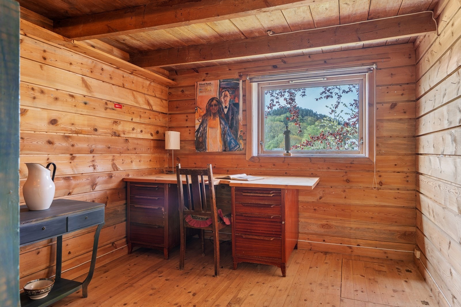Låvebygningen inneholder flere innredede rom, som her vist som kontor/lesestue. Galleribilde