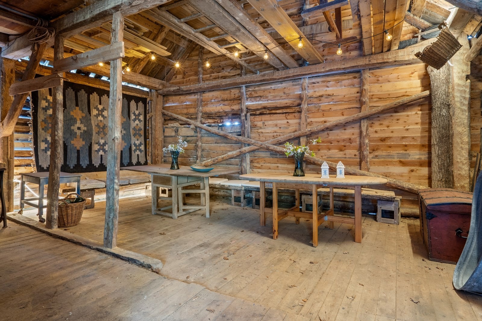 Den romslige låvebygningen har et stort potensial for lagring, hobby eller andre prosjekter. Galleribilde