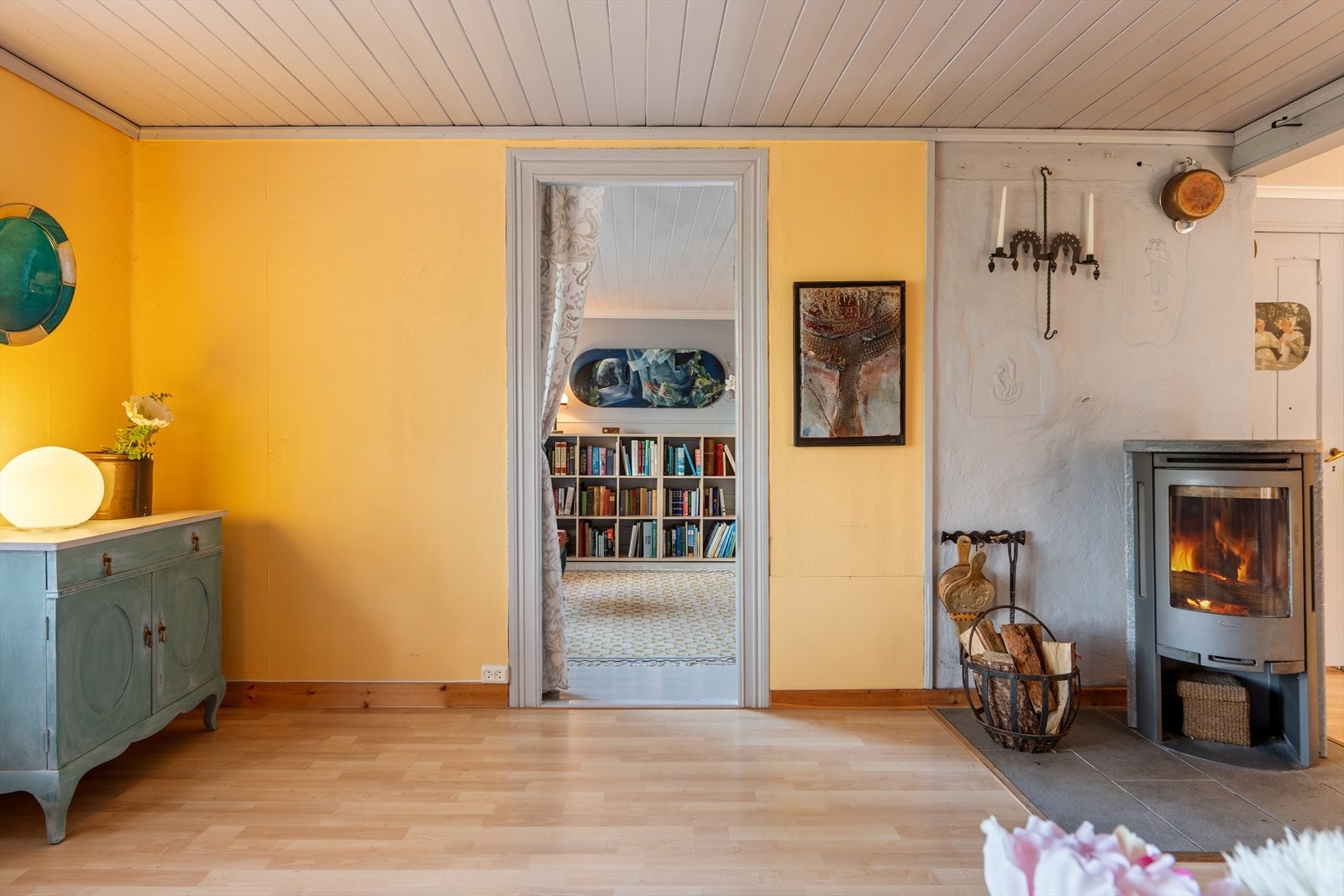 Boligen er utstyrt med både vedovn og varmepumpe for oppvarming. Galleribilde