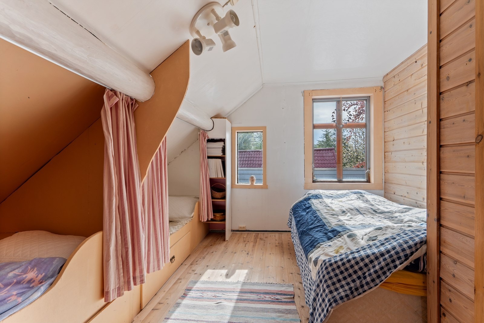Soverom på loftet med plassbygde senger som utnytter arealet godt. Galleribilde
