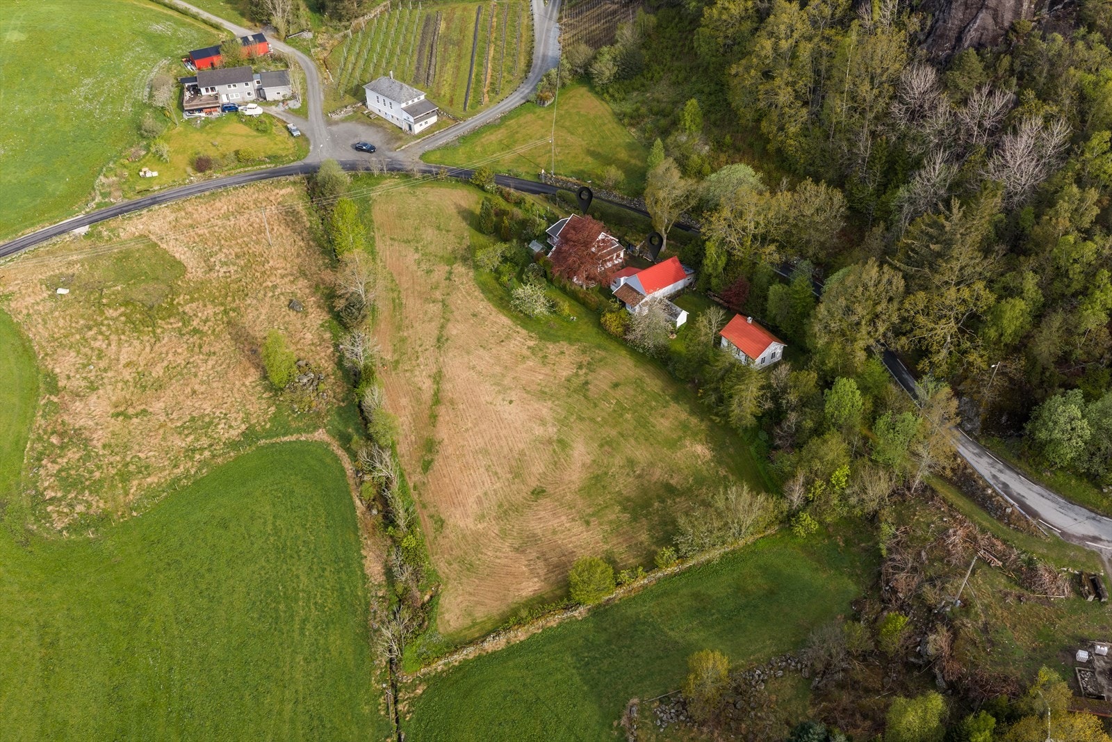 Eiendommen strekker seg over ca. 45,8 mål og inkluderer en egen sjøteig ved Ålfjorden. Galleribilde