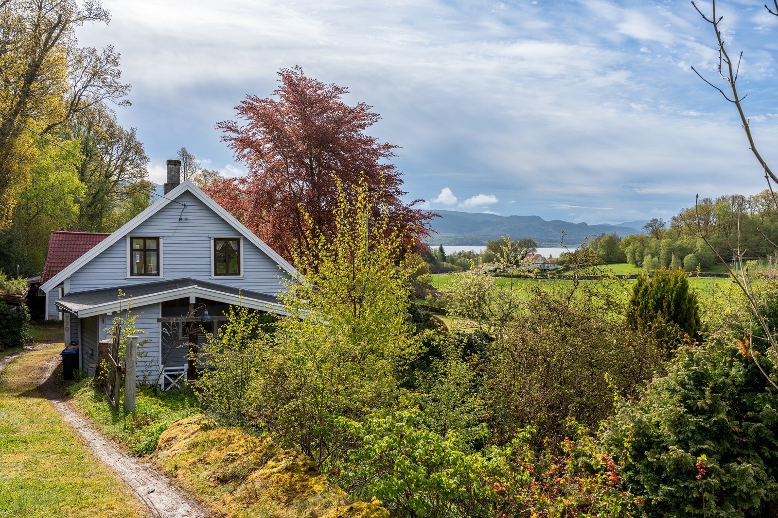 Fra eiendommen er det storslått utsikt mot kulturlandskapet og Ålfjorden. Galleribilde
