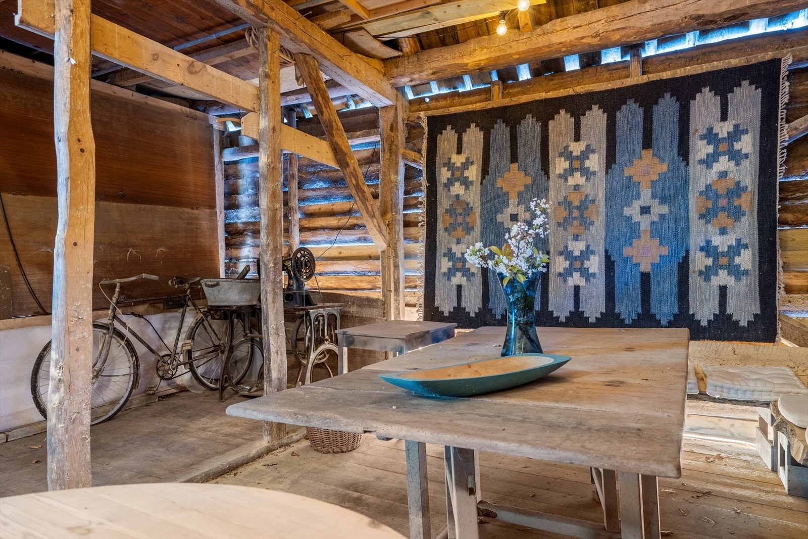 Bygningen har en autentisk og rustikk karakter med synlige trekonstruksjoner. Galleribilde