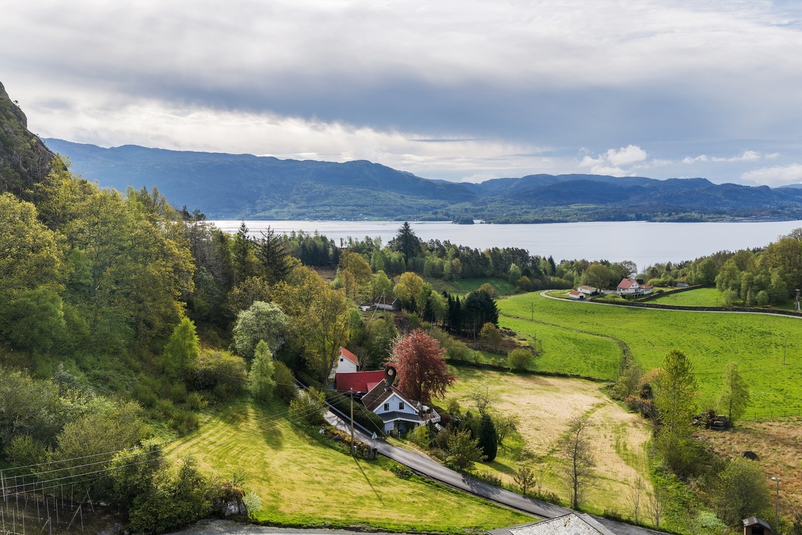 Velkommen til Paradis i Ålfjordvegen 770! Her bor man tett på naturen, med fri og vakker utsikt mot kulturlandskapet og sjøen. Galleribilde