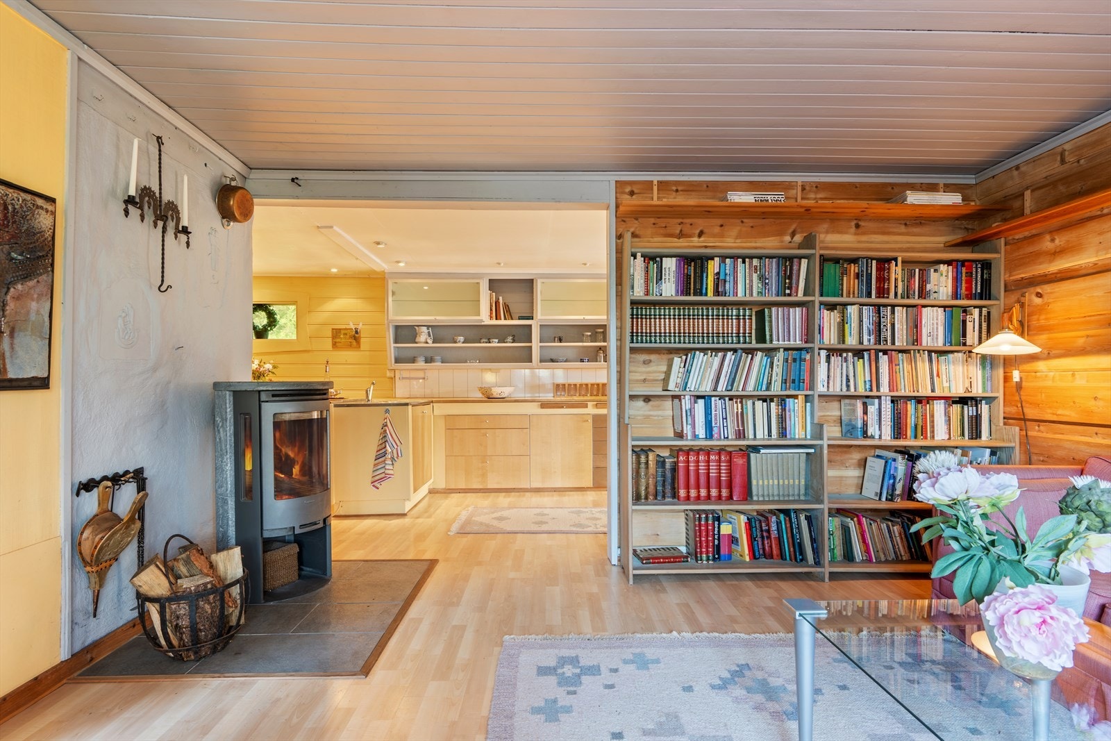 Fra stuen er det åpen forbindelse inn mot kjøkkenet. Vedovnen gir god varme. Galleribilde