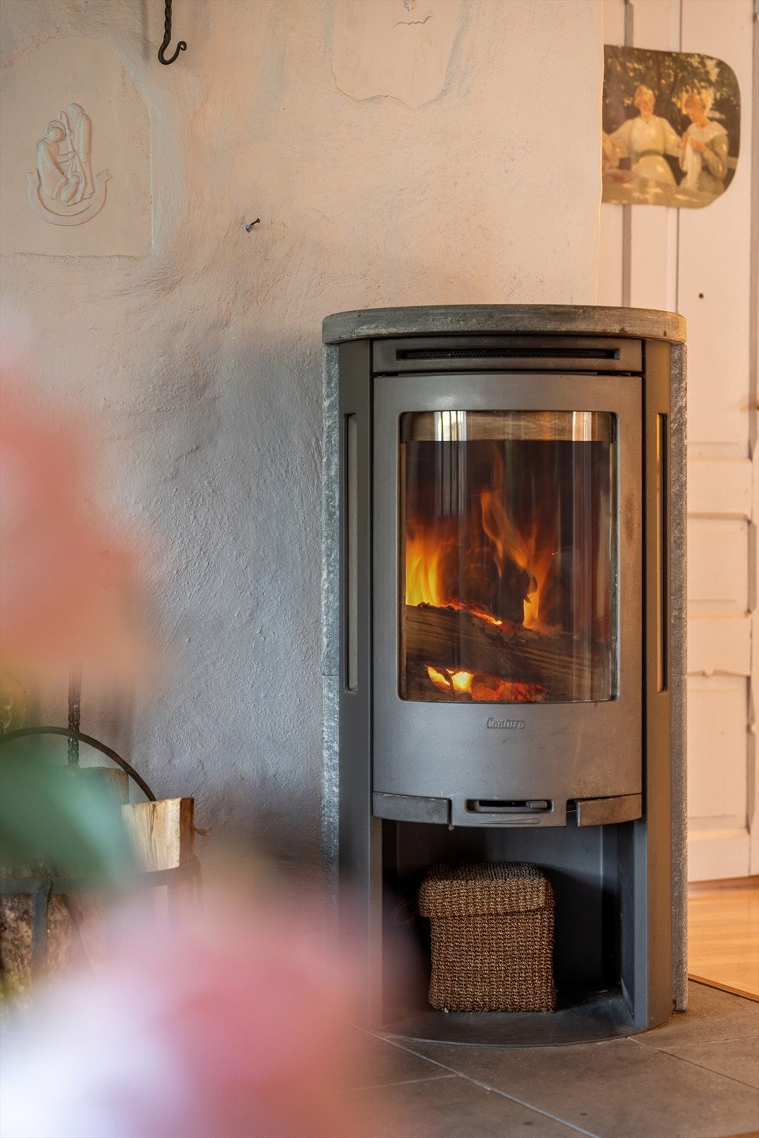 Vedovnen er sentralt plassert i stuen og bidrar med hygge og varme på kalde dager. Galleribilde