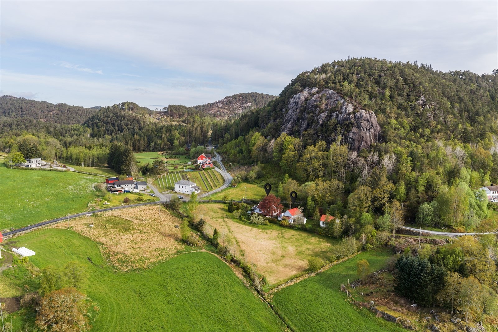 Det er kort kjørevei til skole, barnehage og nærbutikk i Førde. Galleribilde