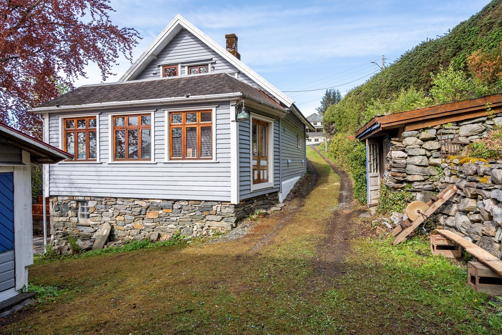 På eiendommen er det flere frittstående boder og uthus i tillegg til låven. Galleribilde