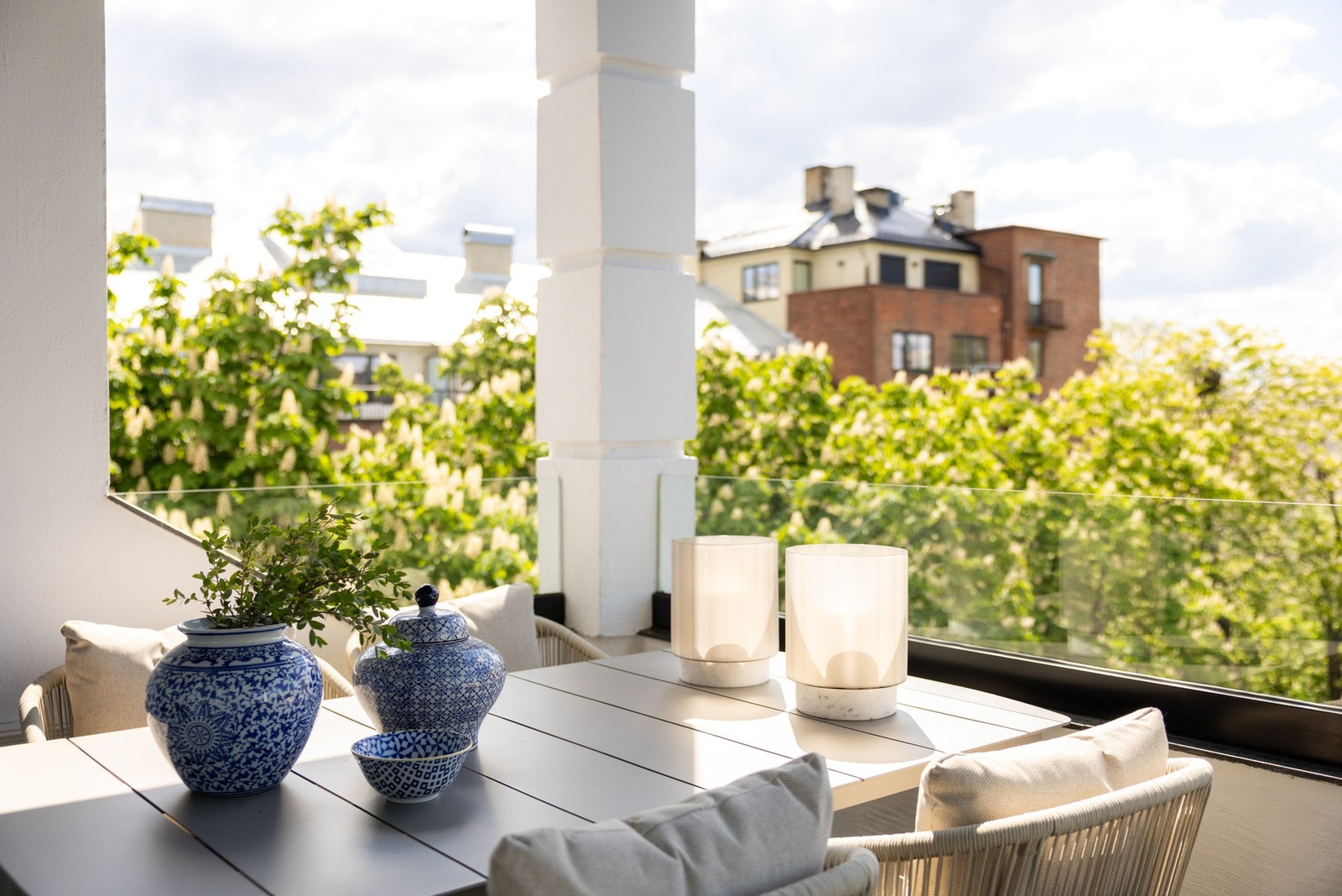 Terrassene er boligens hjerte på sommerstid og byr på åpen utsikt uten innsyn. Galleribilde