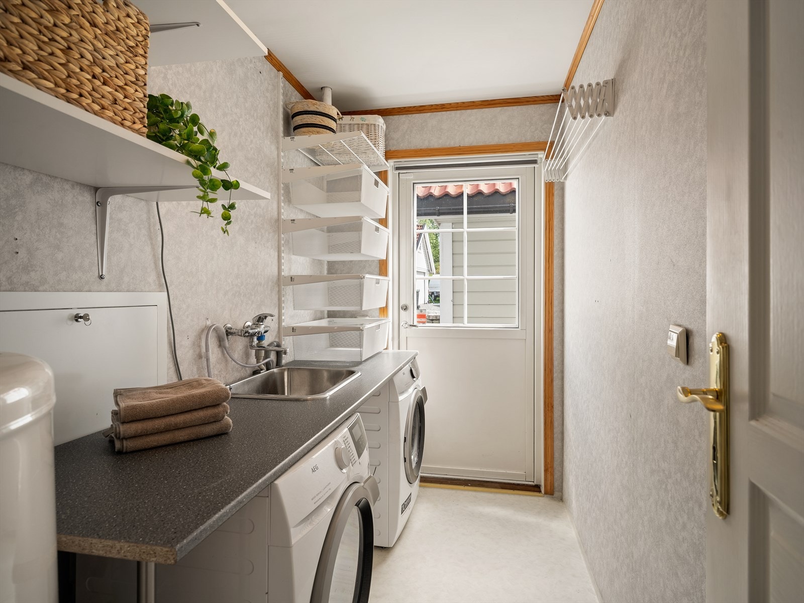 Praktisk vaskerom med egen utgang, skyllekum og opplegg for vaskemaskin. Galleribilde