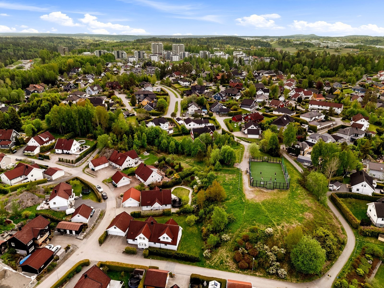 Kort vei til fine tur- og treningsløyper i skogen, samt idrettsanlegg ved Vestby stadion. Foto: Stylistene Galleribilde