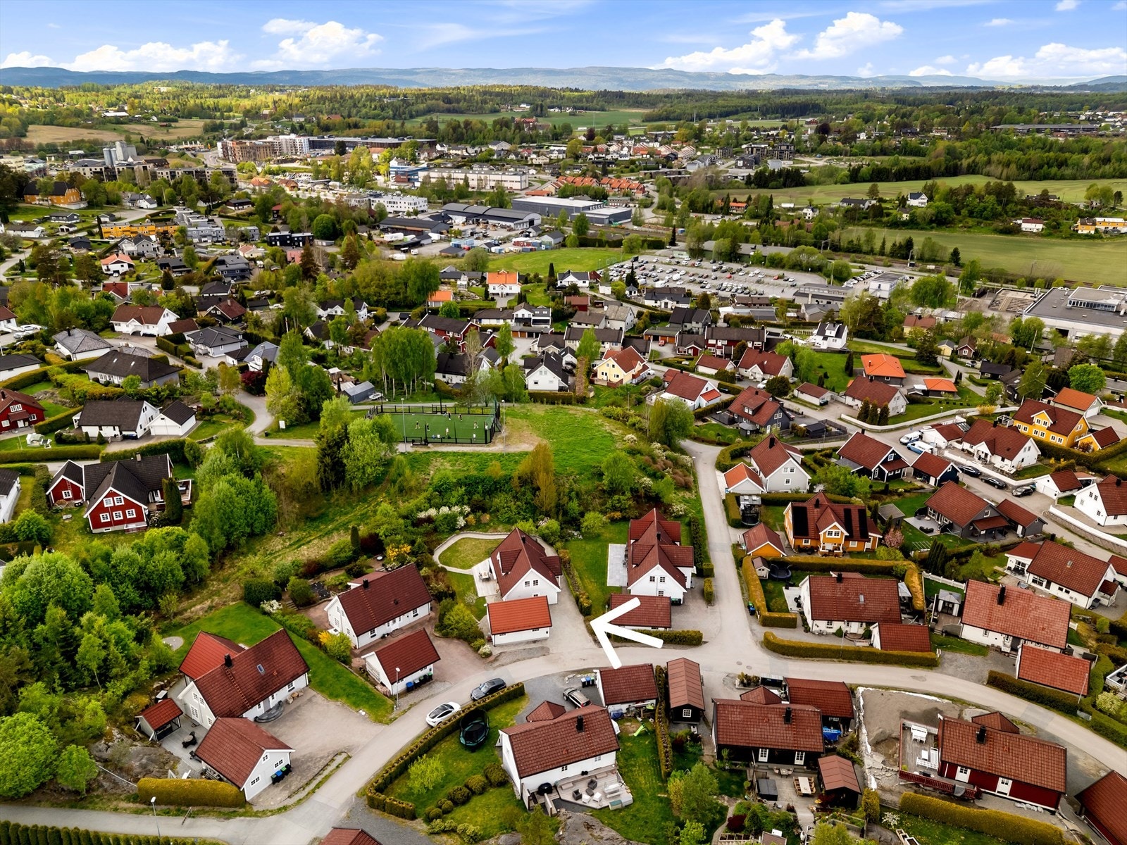 Fra boligen er det gangavstand til Vestby stasjon, med togforbindelse mot Oslo og Moss. Galleribilde