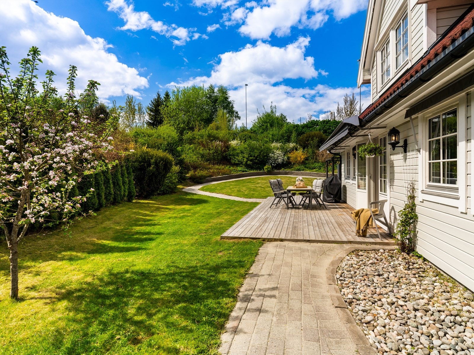Stor, usjenert hage med flere uteplasser og gode lekearealer for hele familien. Galleribilde
