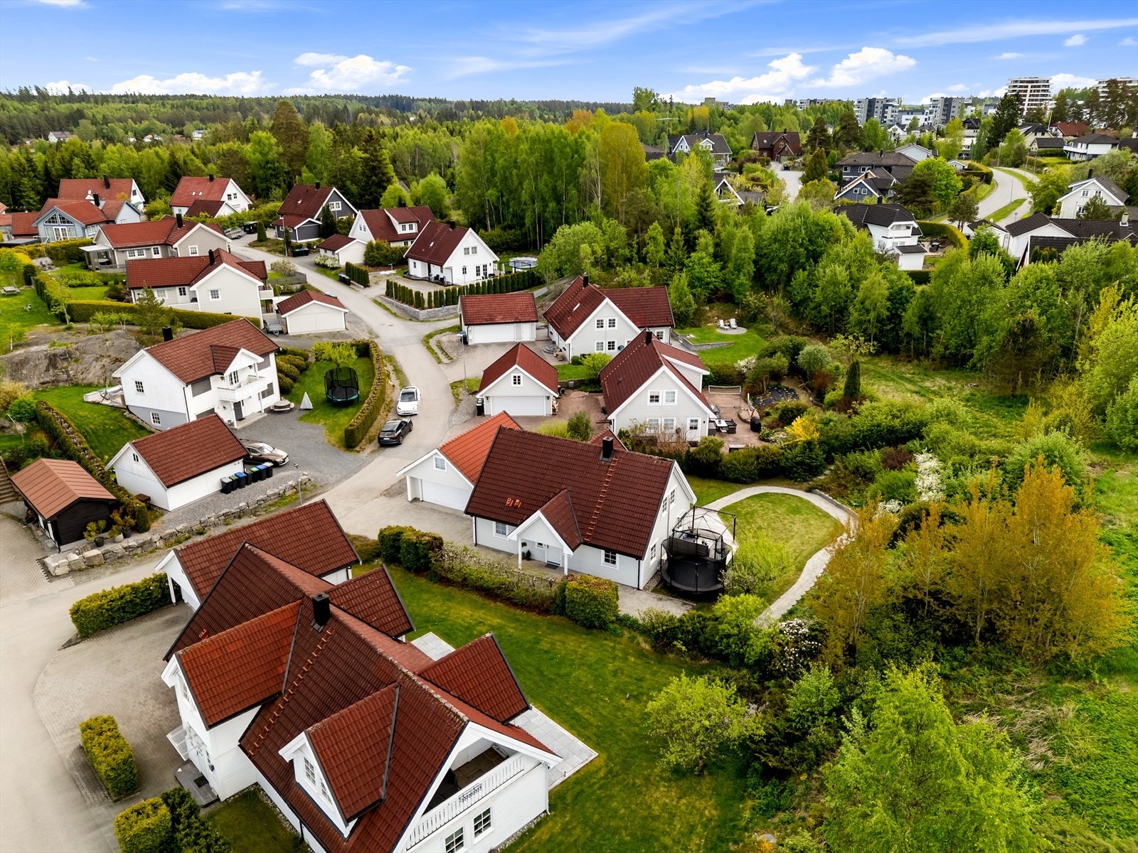 Boligen ligger i en rolig gate med lite gjennomgangstrafikk. Galleribilde