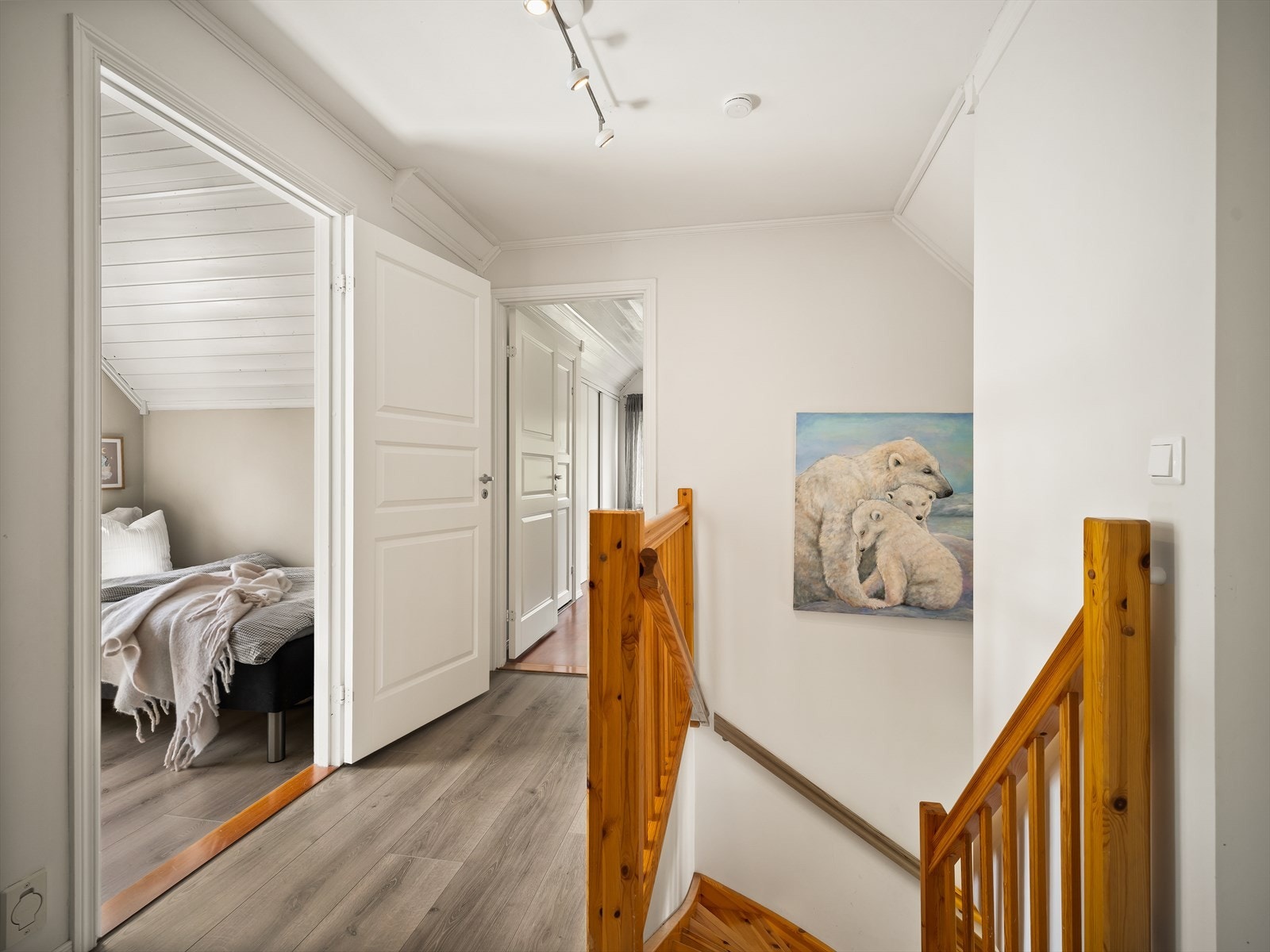 Gang i andre etasje som gir adkomst til tre soverom og bad. Galleribilde