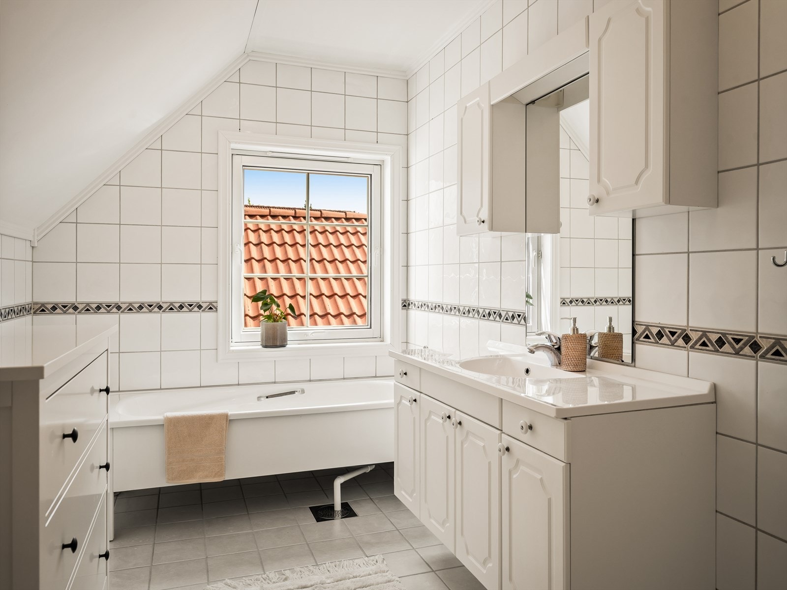 Baderomsinnredningen gir god oppbevaringsplass for toalettsaker. Galleribilde