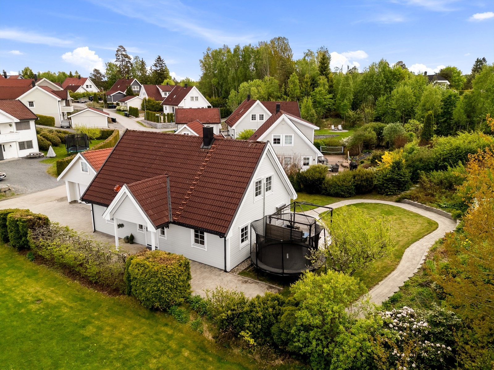 Hagen er skjermet med hekk og beplantning, og har god plass for lek og aktiviteter. Galleribilde